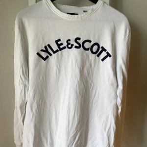 Lyle & Scott sweatshirt medium  - Lyle & Scott sweatshirt mediu. Dock några pyttefläckar fram. Kan postas. 