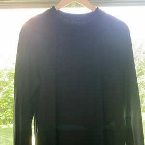 Acne Studios - Säljer denna svarta longsleeven från Acne! Köpt på Fico i Gävle. Har dessvärre inget kvitto från köpet därav kraftig prisnedsättning men går att legitchecka för den som vill på detaljerna på plagget. Går även ner i pris pga inget kvitto. Nypris ca 1500. Plagget är S men passar mig som har M