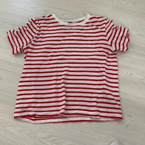 T-shirt från zara - Använd men i fint skick utan defekter. Trendig från zara och lätt att styla. Tröjan är i storlek M plan passar även fint på S.