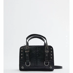 Zara väska - Säljer denna söta väska från zara eftersom att den inte kommer till användning tyvärr. Andvänd ett fåtal gånger så den är i nyskick!💗 nypris 199kr jag säljer för 120kr💗