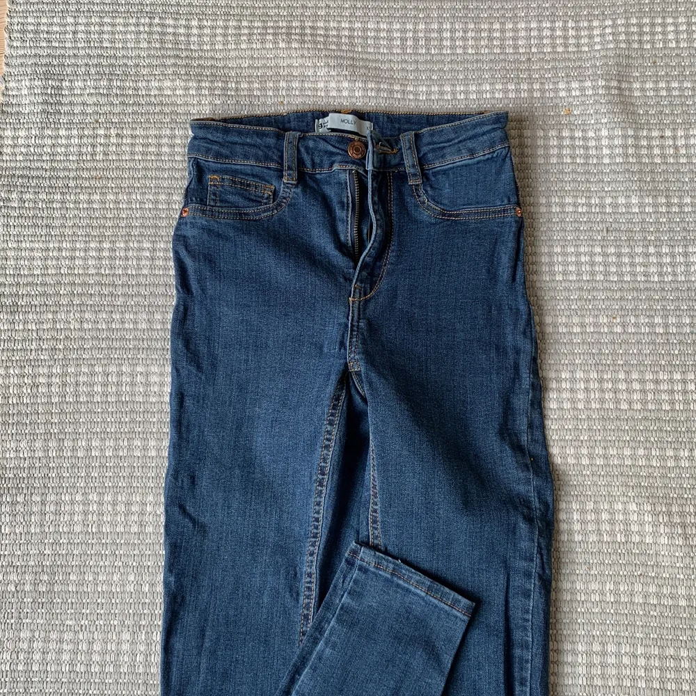 Säljer ett par mörkblåa jeans som nästan inte kommit till användning. Jeansen kommer från Gina Tricot och är i ett bra skick. 🌟. Jeans & Byxor.