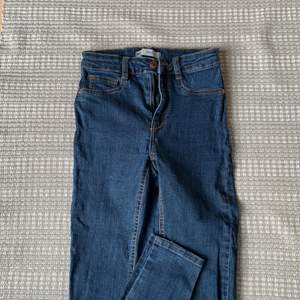 Säljer ett par mörkblåa jeans som nästan inte kommit till användning. Jeansen kommer från Gina Tricot och är i ett bra skick. 🌟