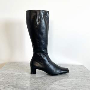 Vintage Y2K 90s 00s real leather square toe heeled knee high boots size 40 Fleece lining. Few scratches and marks, some wrinkled areas, see pictures. Cleaned. Size: label 7 (40 EU). Heel: 6 cm. No returns.