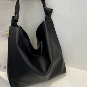 väska - rymlig väska, bra till skolan med knut detaljer ✨✨. ‼️‼️ lägg bara bud om du ska köpa‼️‼️