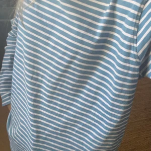 Randig blå tröja - Blå tröja med vita ränder på, jättesöt😊