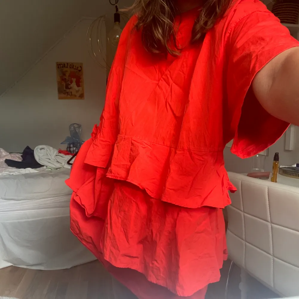 Oversized röd/orange klänning från Zara med volanger. Skrynklig på bild. Klänningar.