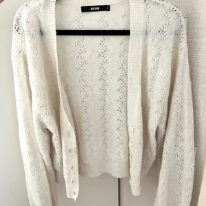 Skön stickad kofta - Säljer den här otroligt sköna stickade koftan i vit. Bra skick
