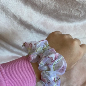 Blommig genomskinlig hårsnodd - Den är ganska andvänd o väldigt sommar aktigt💗🌞