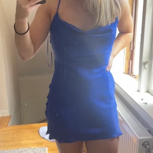 Klänning  - Säljer min snygga sidenklänning från Bershka i st S. Aldrig använd med prislapp kvar. Säljer för 200kr + frakt💛 (klänningen är jättefin färg precis som på andra bilden, det är min spegel som är smutsig) 