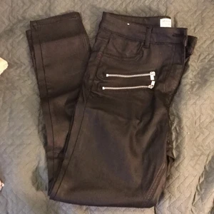 Tajta skinn byxor  - Tajta skinnbyxor med silvriga detaljer! Super snygga och använda Max 2 gånger! 