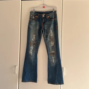True Religion Bootcut Jeans - Utsvängda jeans från True Religion 🌅 Använd men i gott skick 🌟 Säljer fler True Religion jeans så checka gärna in 🖤 