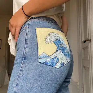 Weekdays snygga row jeans målade med hokosaivågen🐟🙌🏼‼️ storlek 26/32