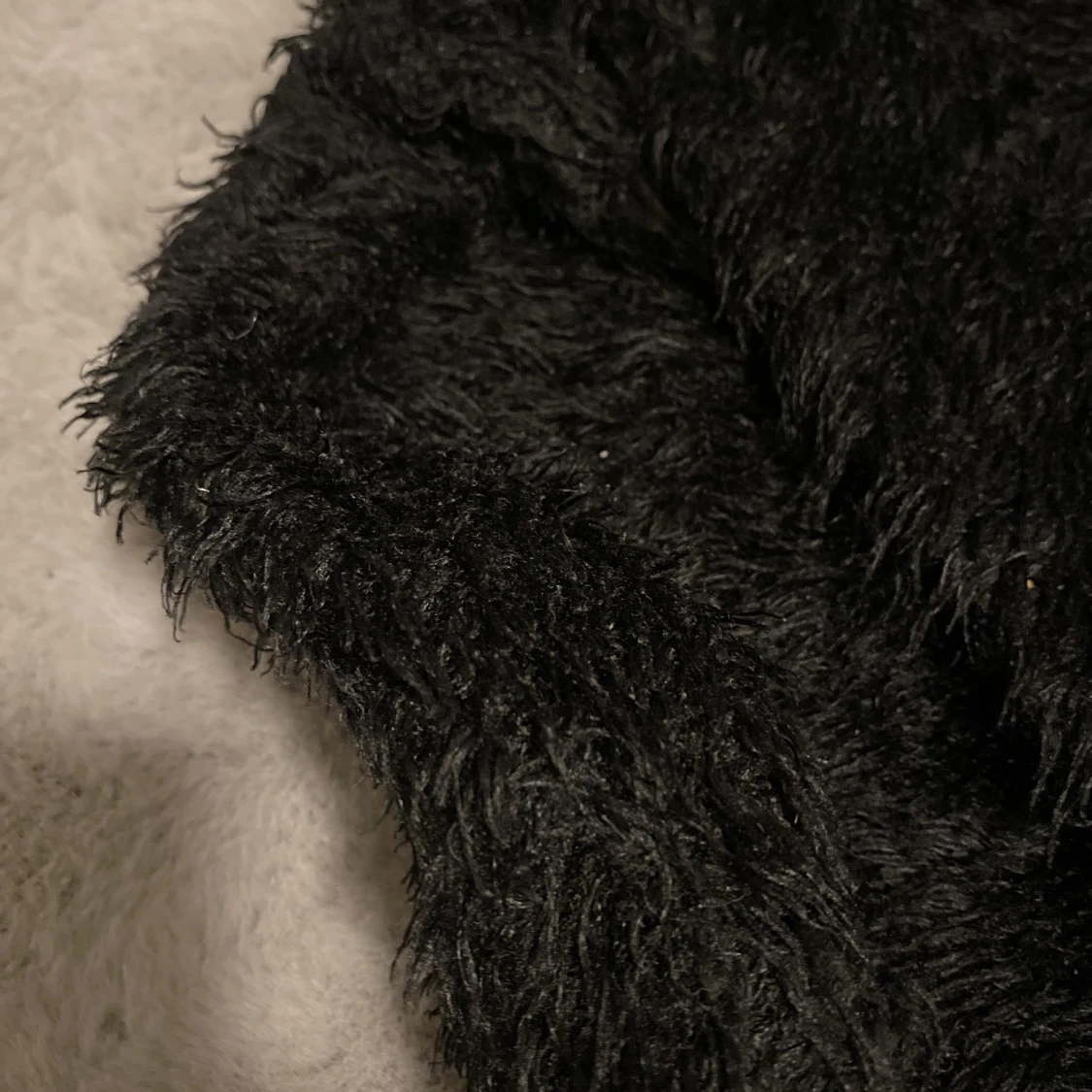 Svart fluffig tröja  - 91