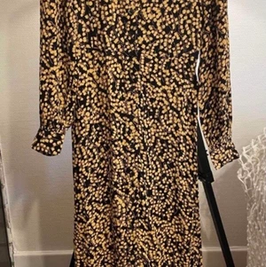 Ganni klänning  - Säljer superfin klänning i otroligt fint mönster från Ganni.  Storlek 34  Nypris 2500kr Slutsåld  100% viskos  Oanvänd 