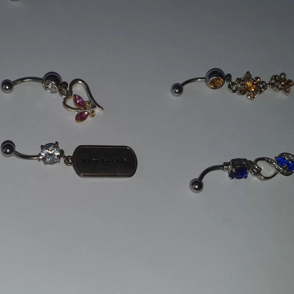 Nacelpiercing med och utan hänge - 90