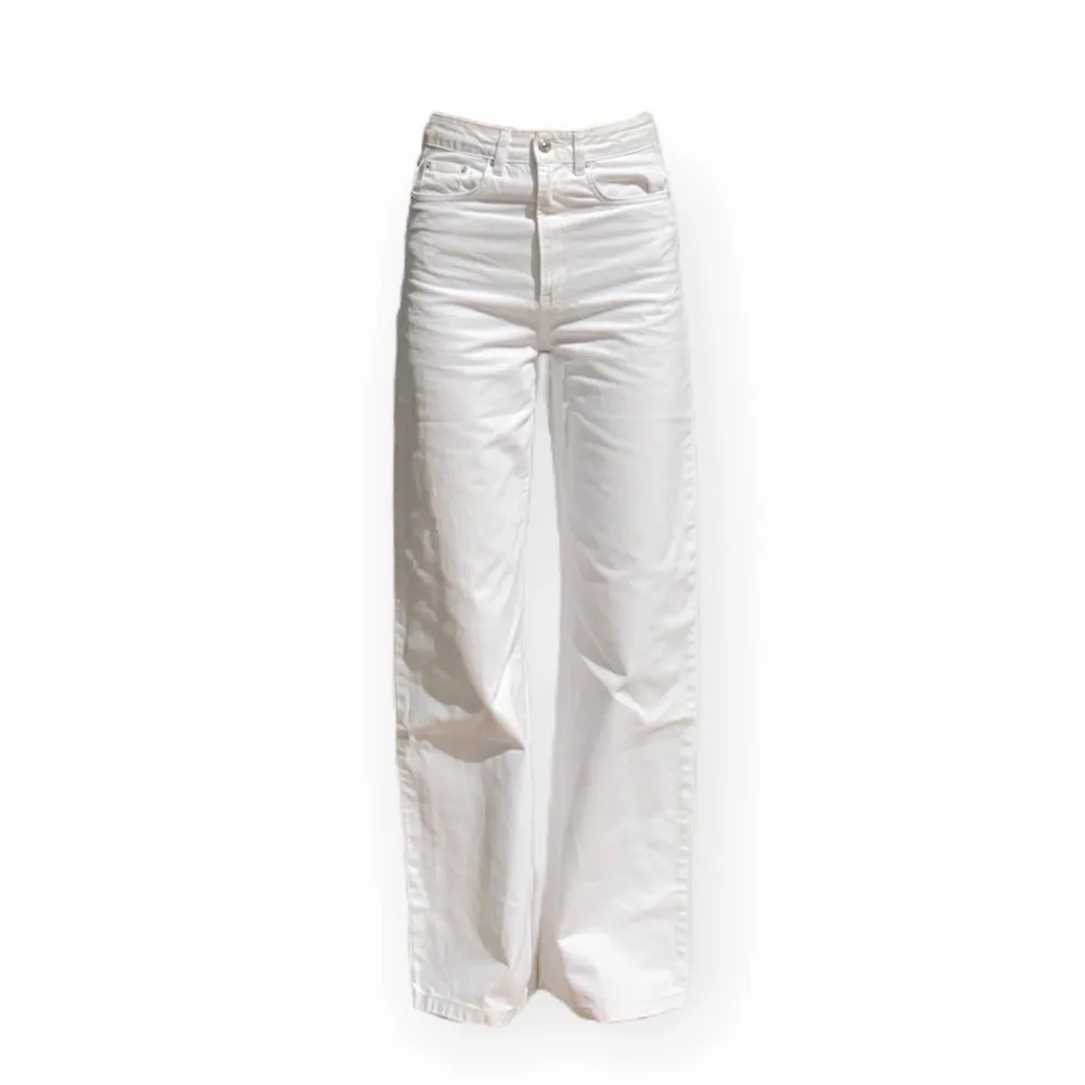 Superballa vita wide leg jeans från Gina Tricot 🪩 Högmidjade, 81 cm i innerbenslängd. 100% bomull, ingen stretch. Toppenskick!. Jeans & Byxor.