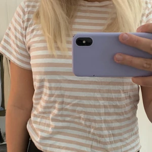 Randig t-shirt - Säljer denna vit rosa randiga t-shirten ifrån lager 157. Säljer pågrund av att den är för liten och den har ej använts speciellt mkt. 