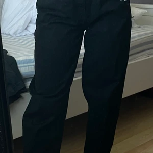 Asos bagy jeans, staight leg black - En abslout nya svarta Bagy jeans från Asos,  Köpta men de var för små för mig så är tvungen och sälja de nu.  Helt Oanvända bara prövda en gång !!