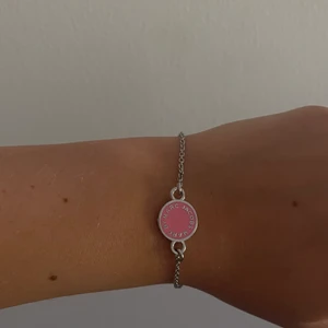 Marc Jacobs armband - Säljer mitt rosa Marc Jacobs armband, super fint och stilrent! 