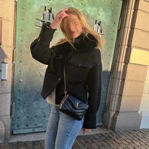 Meotine jacka  - Säljer min svarta Meotine jacka storlek S/M som jag haft i 1,5 år. Jättefint skick men den är lite noppring under vänster arm, skickar självklart bild vid intresse så därav priset. Världens finaste jacka som verkligen förtjänas att användas❤️