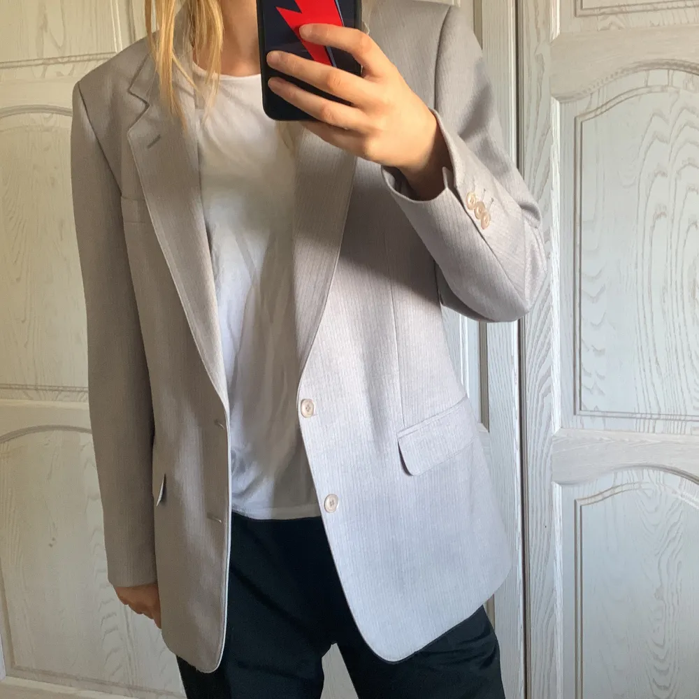 Oversized grå kavaj/blazer. Vet inte storlek men jag brukar ha S som referens. Pris+frakt. Frakt 59kr. (Säljer för 100+frakt vid snabb affär). Jackor.