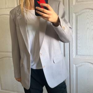 Oversized grå kavaj/blazer. Vet inte storlek men jag brukar ha S som referens. Pris+frakt. Frakt 59kr. (Säljer för 100+frakt vid snabb affär)