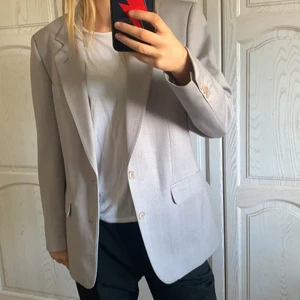 Grå blazer - Oversized grå kavaj/blazer. Vet inte storlek men jag brukar ha S som referens. Pris+frakt. Frakt 59kr. (Säljer för 100+frakt vid snabb affär)