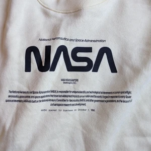 NASA tjocktröja  - Söt ljusgul tjocktröja med trycket NASA💫 säljer pga inte min stil längre 💛 Färgen är som lite gulare än andra bilden☺️