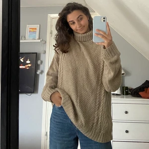 Beige kabelstickad tröja  - Skitsnygg beige kabeltickad tröja som är SÅ snygg och mjuk köpt från NA-KD! Lite längre i modellen och polo och passar så bra till jeans såväl som svarta eller vita byxor🤍