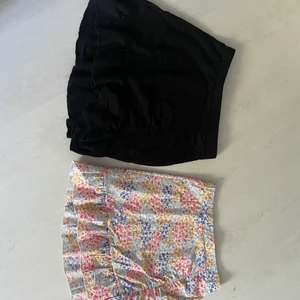Kjol - 2 jätte fina kjolar i storlek L men är ganska tajta i midjan så passar bra för mig som är M, säljer pga dom aldrig kom till användning. 1 kjol=100kr, båda=180kr. Jag betalar inte frakt💞