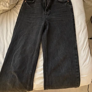 Gråa jeans från ginatrico  - Jag säljer dessa snygga jeans från ginatrico då dem ej passar. Jag är 167 och dessa är för långa för mig, använda fåtal gånger💓. Frakt står ej jag för💓. Vid frågor skriv till mig💓