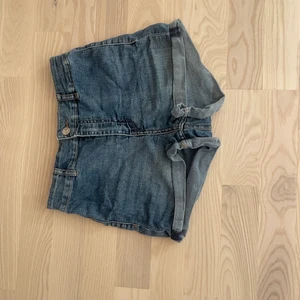 Jeansshorts från hm  - Jeansshorts från hm i stolek 38, sparsamt använda. Tajt passform. Stora fickor bak men inga fickor fram. Säljer pga passar inte längre 