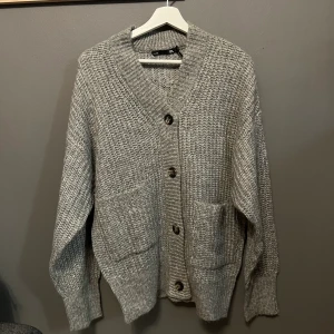 Stickad kofta - En grå stickad kofta från lager 157. Aldrig använd!