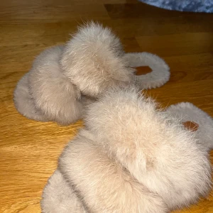 Fluffiga tofflor - Fina fluffiga tofflor 