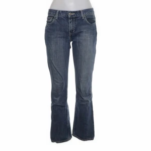 Tommy hilfiger jeans  - OBS denna vara är inte med i erbjudandet!  Lågmidjade jeans me straight fit och snygg tvätt! Tyvärr ca en decimeter för korta på mig som är 177:(( skriv om ni har frågor💛 köpare står för frakt