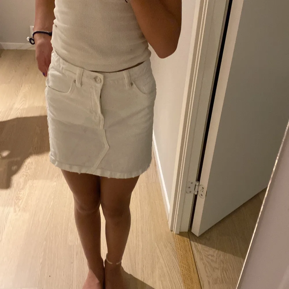 Detta är en vit jeans kjol som har använts ungefär 2 gånger jag säljer den för att jag tror att den kommer till bättre användning hos någon annan, kjolen är från Kappahl och är köpt för cirka ett år sedan. Kom privat för fler bilder (köpt för 250). Kjolar.