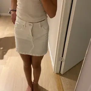 Detta är en vit jeans kjol som har använts ungefär 2 gånger jag säljer den för att jag tror att den kommer till bättre användning hos någon annan, kjolen är från Kappahl och är köpt för cirka ett år sedan. Kom privat för fler bilder (köpt för 250)