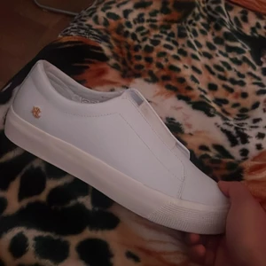 Ralph lauren skor - Säljer mina helt oanvända Ralph lauren skor, har dom i både svart och vit dom vita är helt oanvända och dom svarta är använda 3 gånger 