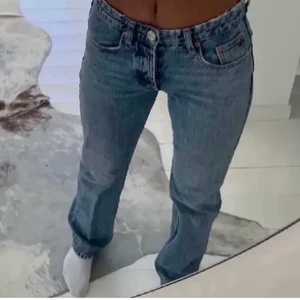 Zara midrise jeans - Populära zara jeansen, medelhöga i midjan. Fina och bra passform. Säljer pga att de inte passar mig längre. Bra skick.❕LÅNADE BILDER❕ bara att höra om det finns intresse eller för egna bilder!