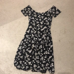 Klänning! - Svart klänning med vita blommor. Köptes från ginatricot för länge sen. Storlek XS+frakt