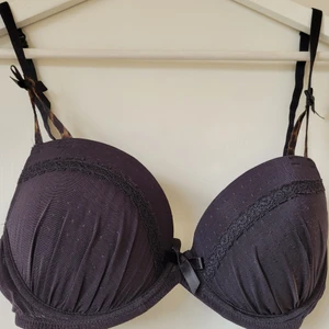 Svart spetsBH 80B - Superfin svart bygel-BH i sött prickmönstrat tyg och rosetter. Pushup /vadderade kupor. Ny! Kollar intresse och säljer vid rätt pris/bud då en är såå snygg, annars behåller den 🌸Fraktkostnad tillkommer. 