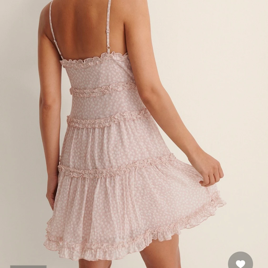 Miniklänning med volang och v-ringning - 91