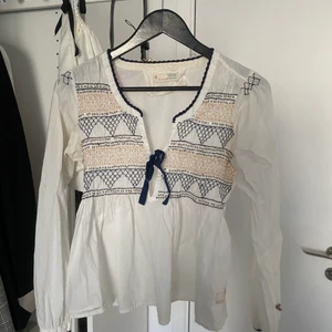 Odd Molly Blus - Odd Molly blus i vitt med blåa detaljer, strl 0 (XS) använt skick men bra, nypris var 1395 kr