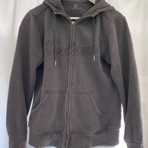 Carhartt Hoodie - Carhartt hoodie i storlek Small. Lite slitningar vid öppningarna på armarna och saknar dragkejdegrejen att dra i men fungerar fint ändå! (Lätt att sätta dit en ny) 