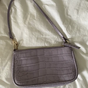 Väska från &otherstories. Knappt använd! - Så himla fin ljuslila väska från &otherstories, använt fåtal gånger men väldigt fint skick! Köpt för runt 1000-lappen. Frakt tillkommer! :)