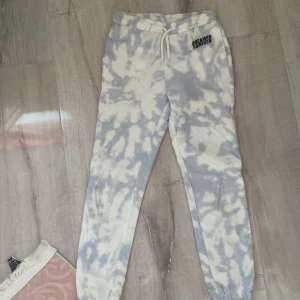 Mjukisbyxor  - Mjukisbyxor i färgen blå och vit i storlek 8-9 år köpt från h&m