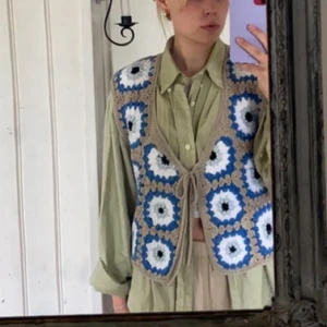 Virkad väst - ‼️Intressekoll‼️ på min virkade väst. Skriv för frågor och fler bilder. ”Onda ögat” inspirerat  mönster🧿 kan göra flera om man vill lägga beställning☺️🪴