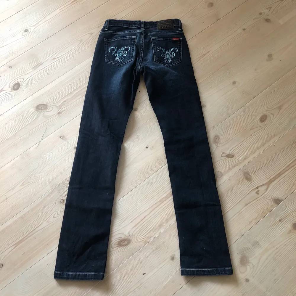 As coola blend lågmidjade jeans med rhinestone på bak fickorna. Modellen brukar ha xs. Kom privat för fler bilder. Midjemått:68cm . Jeans & Byxor.