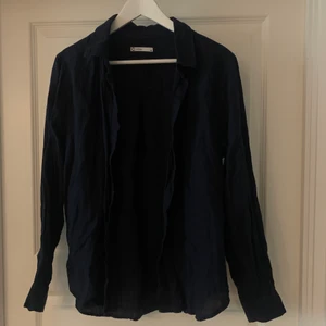 Linneskjorta Cubus - Linne skjorta 100% linne, storlek 42, men jag har xs/s och använder den som lite oversized, men passar såklart större storlekar med:) superfint skick, aldrig använd, men lite skrynklig från att ha hängt i garderoben, men det går att stryka:) Mörkblå,