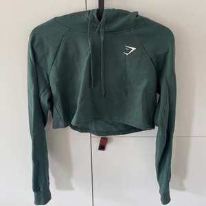 Grön croppad hoodie från gymshark. Använd fåtal gånger. (Slutsåld hos gymshark) Nypris 399kr